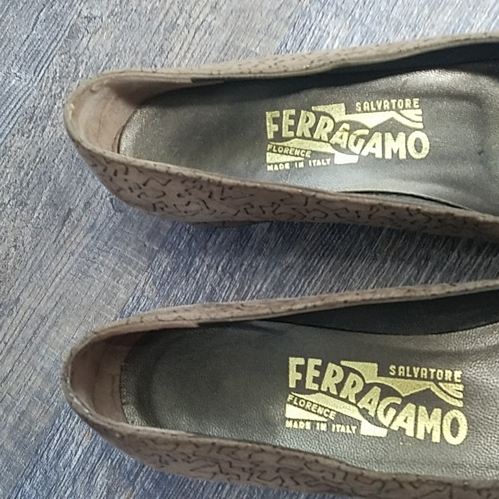 Salvatore FERRAGAMO Size 7 AA Tan Suede Leather  Gold design Low Heel - Picture 16 of 16